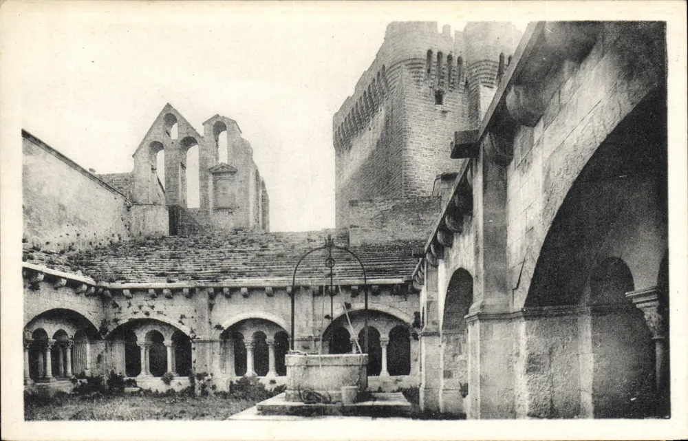 Montmajour — Hof des Klostergangs und Turm — Photo Glézer, Arles - Vorderseite