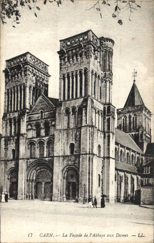 Caen — A Fachada da Abadia das Damas — LL. n°17 - Frente