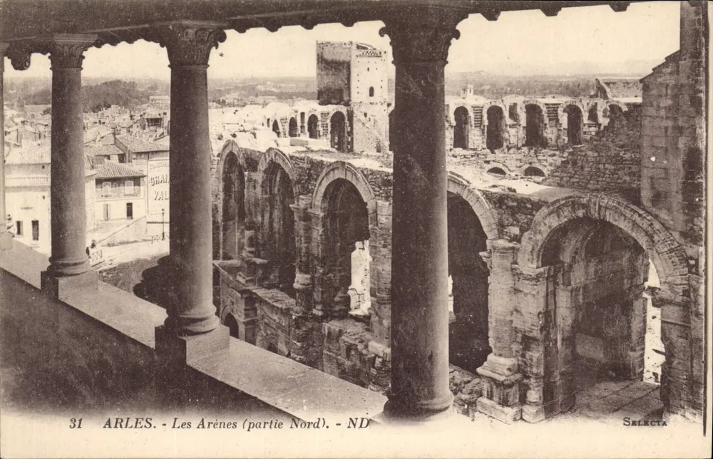 Arles - Le Arène (parte Nord) — vista da un balcone con colonne — editore Selecta, n° 31 - Recto