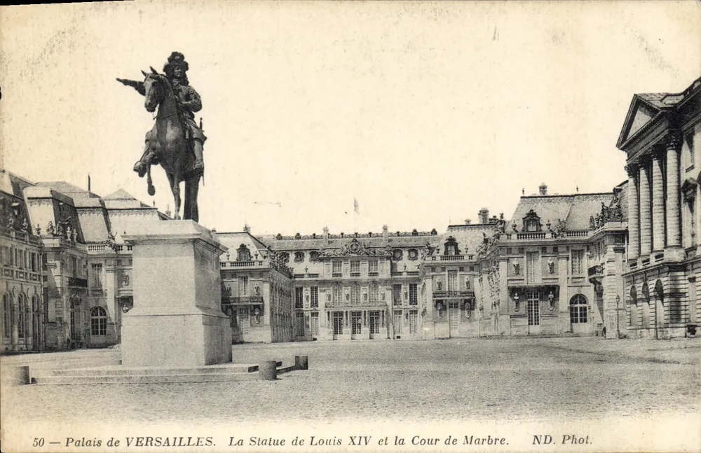 Schloss VERSAILLES — Die Statue Ludwigs XIV. und der Marmorkorridor — ND. Phot. - Vorderseite