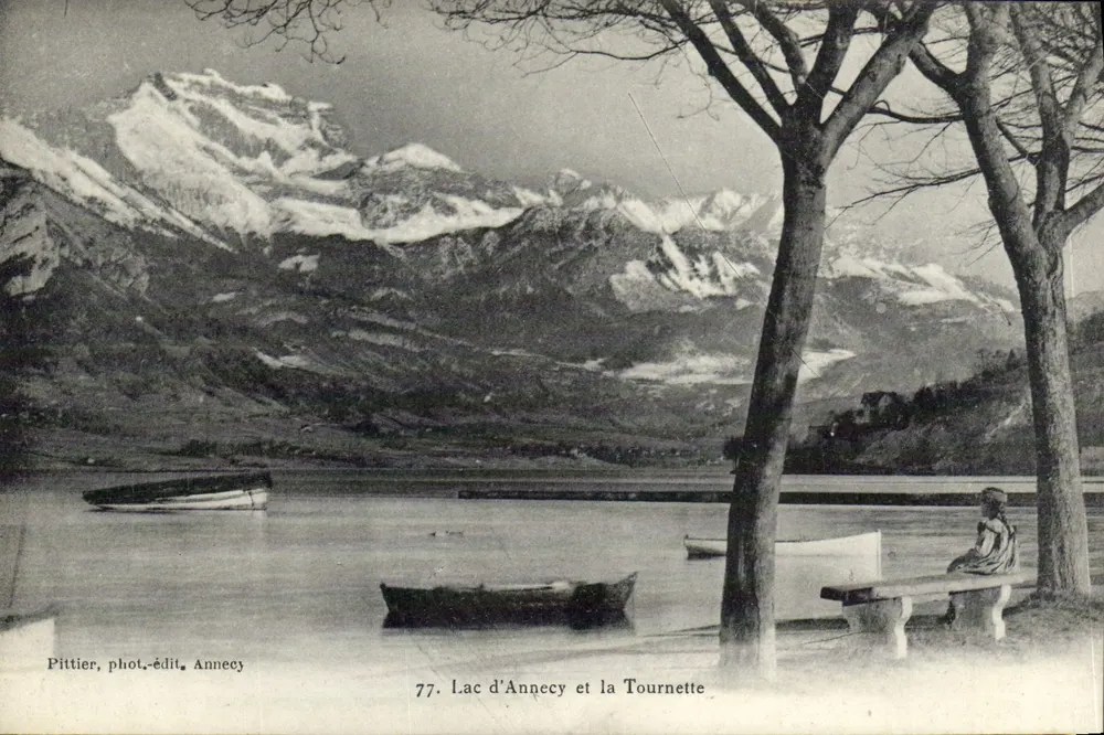 Lago de Annecy e a Tournette — vista panorâmica com montanhas nevadas — Pittier, fot.-edit. Annecy, n°77 - Frente