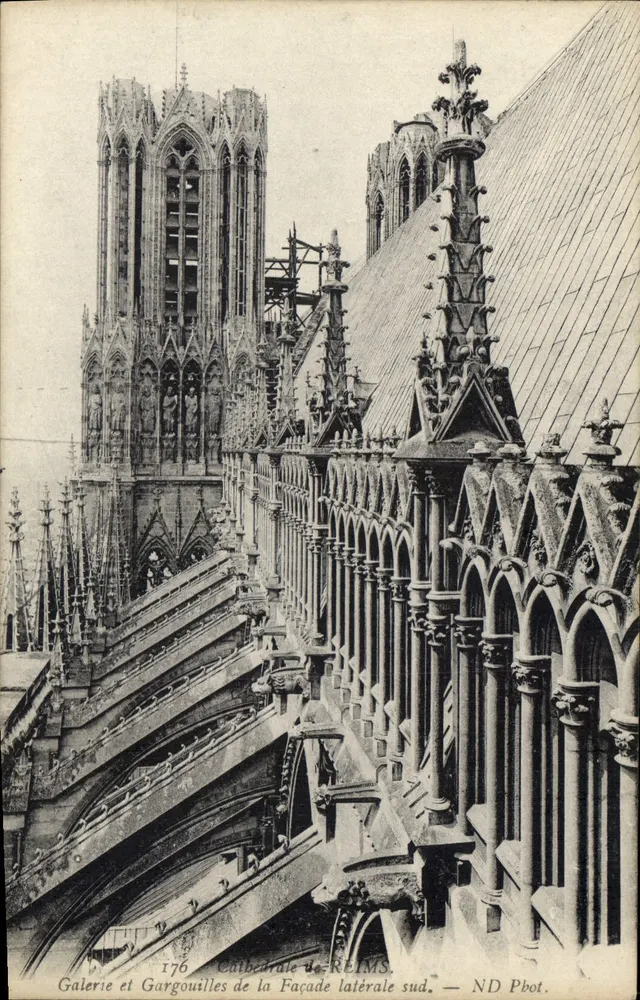 Kathedrale von Reims — Galerie und Gargoyle der südlichen Seitenfassade — ND Pbot. - Vorderseite