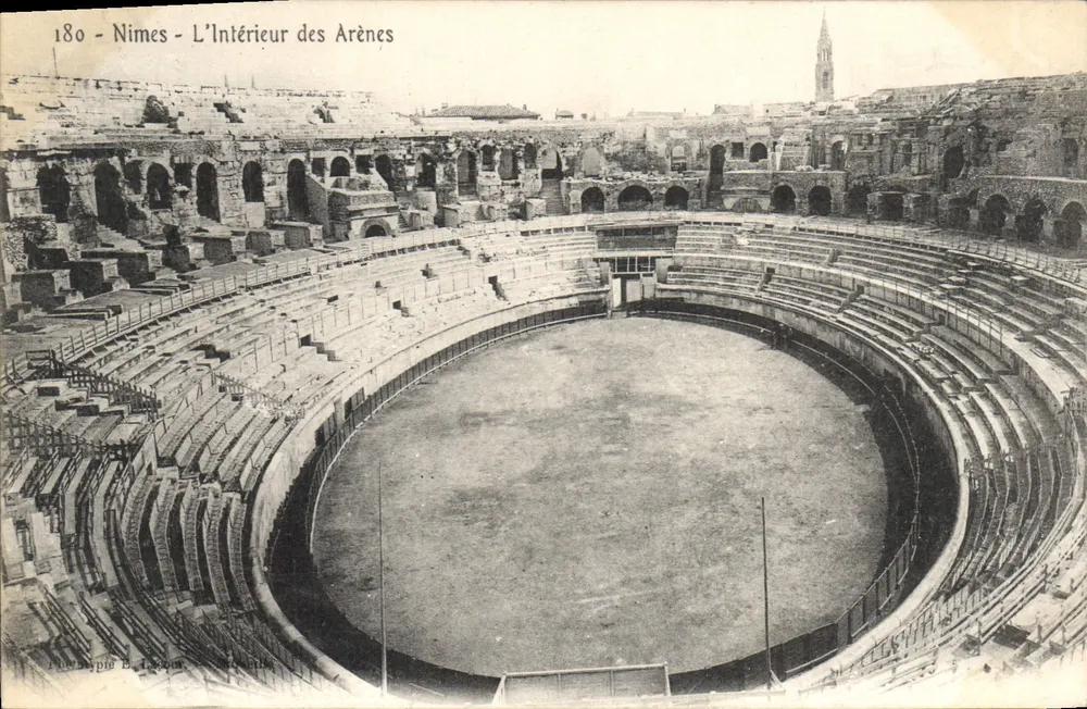 Nîmes - O Interior das Arênes — série 180 — editor Philépée L. Léon - Frente