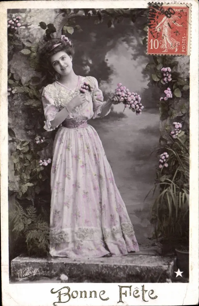 Jeune femme en robe rose — scène de jardin — éditeur Waltery - Vorderseite