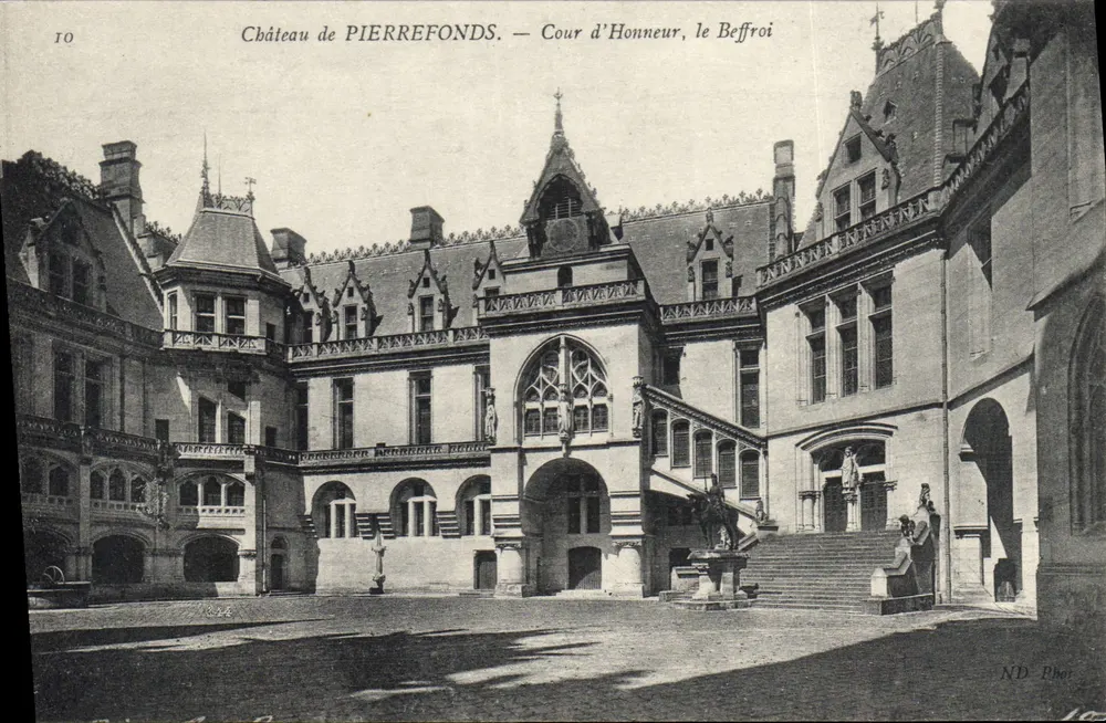 Castelo de PIERREFONDS — Cour d'Honneur, o Sino - Frente