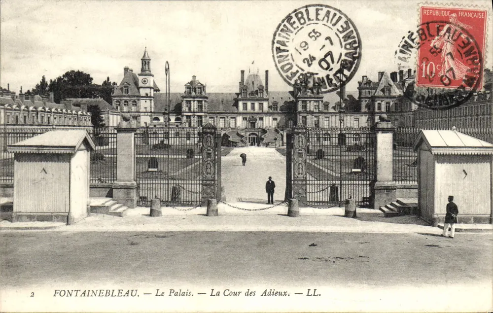 Fontainebleau — Das Schloss — Die Cour des Adieux — LL. - Vorderseite