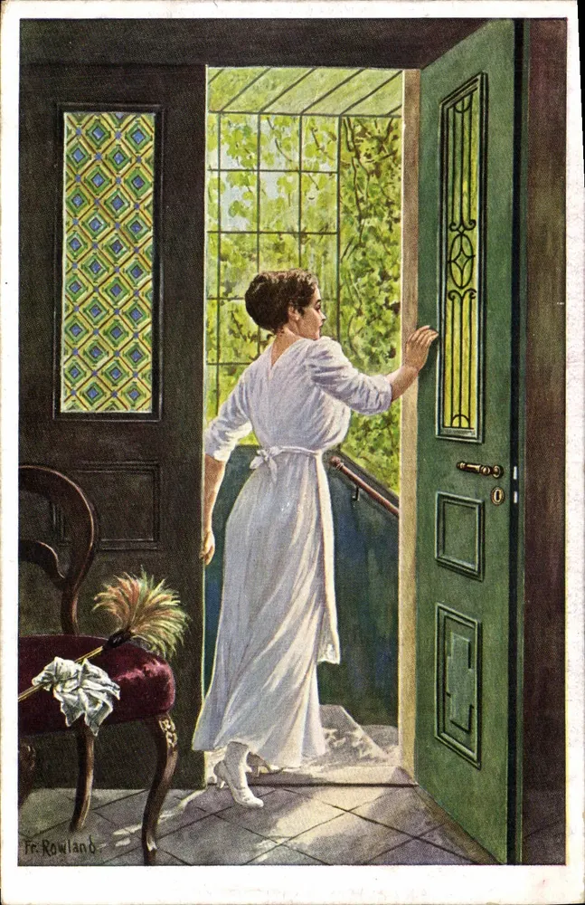 Mulher em vestido branco abrindo uma porta verde — Fr. Rowland, série SYD n°297 - Frente