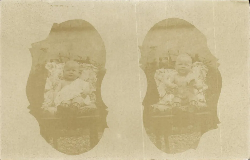 Dois bebês — fotografia em diptyque — Carta postal anônima - Frente