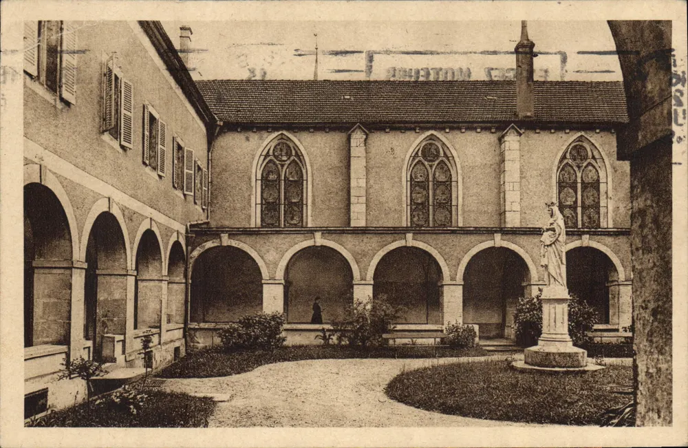 Cour interior de um convento em Avallon — Pensionnat Jeanne-d'Arc — editor Dovener & Fils - Frente
