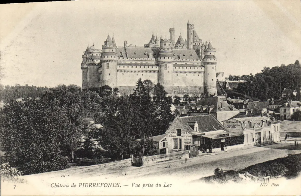 Castelo de PIERREFONDS — Vista tirada do Lago — ND Phot - Frente