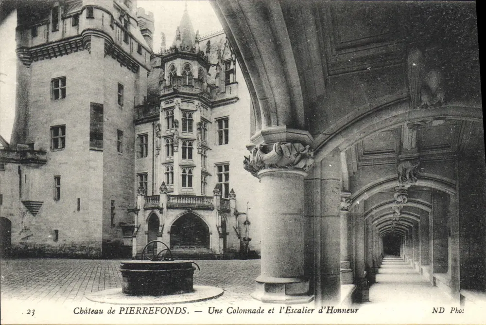 Schloss PIERREFONDS — Eine Säulenreihe und die Ehrenstiege — ND Photo - Vorderseite