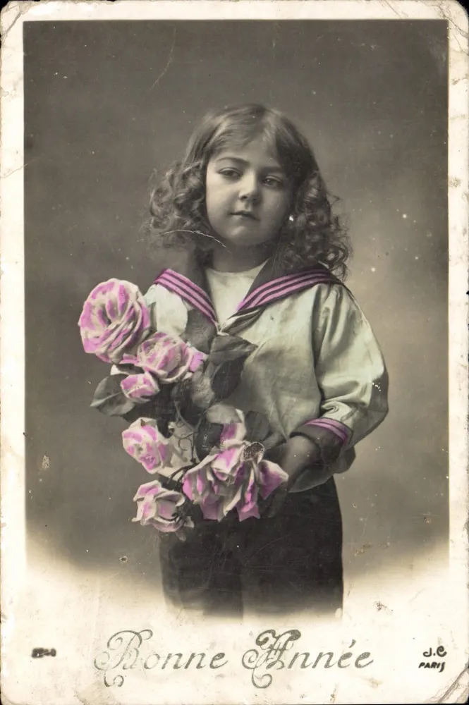 Menina em uniforme marítimo — segurando um buquê de rosas — J.E. PARIS - Frente