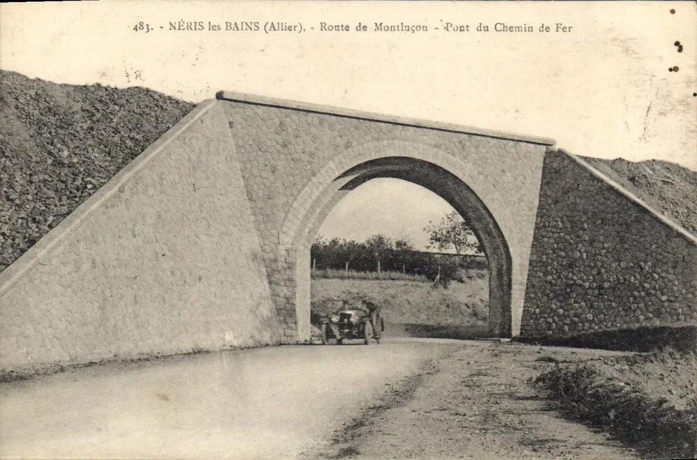 Néris-les-Bains (Allier) — Brücke der Eisenbahnlinie über die Straße nach Montluçon — n°483 - Vorderseite