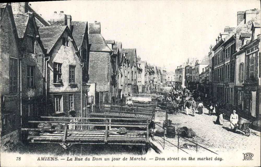 Amiens — Die Straße des Dom an einem Markttag — ND Phot. - Vorderseite