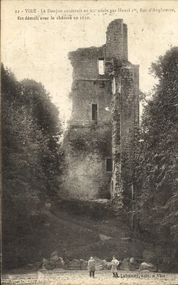 Vire - Der Donjon — Ruinen des im 13. Jahrhundert von Heinrich I. erbauten Schlosses, zerstört 1630 — Verleger Lebaudy, Nr. 22 - Vorderseite