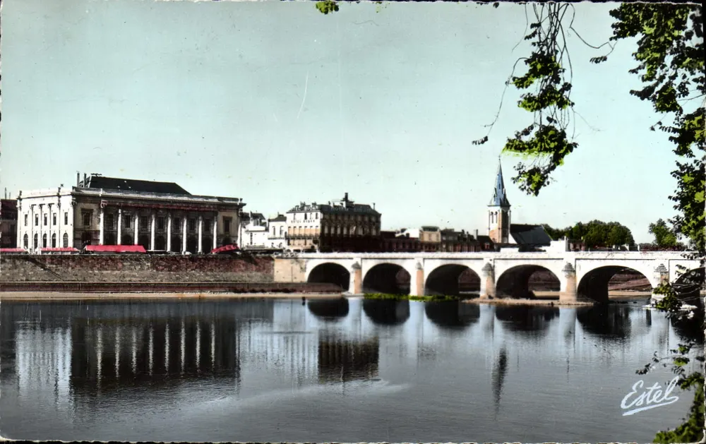 Saumur - Das Theater und die Brücke über die Loire — Verlag Estel, n° 2335 - Vorderseite