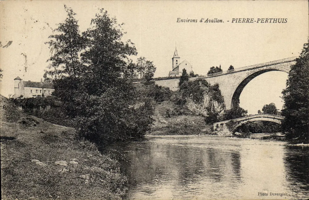 Arredores de Avallon - PIERRE-PERTHUIS — Foto Duvergier - Frente