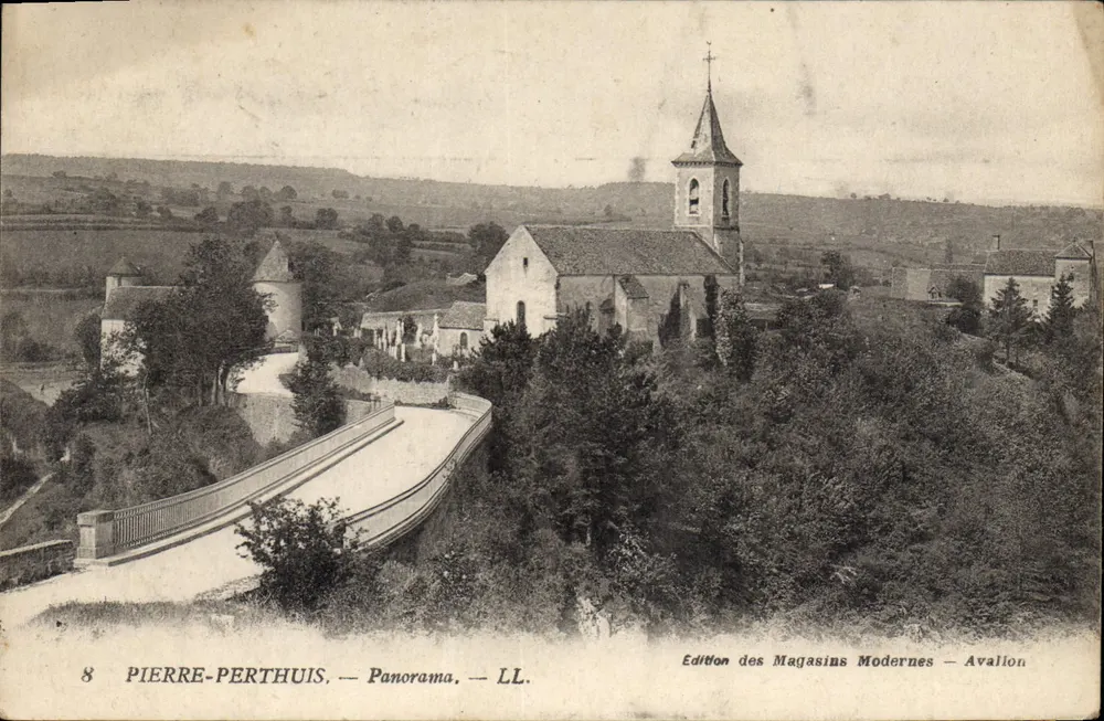 Pierre-Perthuis — Panorama — Édition des Magasins Modernes — Avallon - Frente