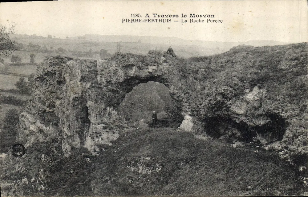Pierre-Perthuis — La Roche Percée — A Travers le Morvan - Frente