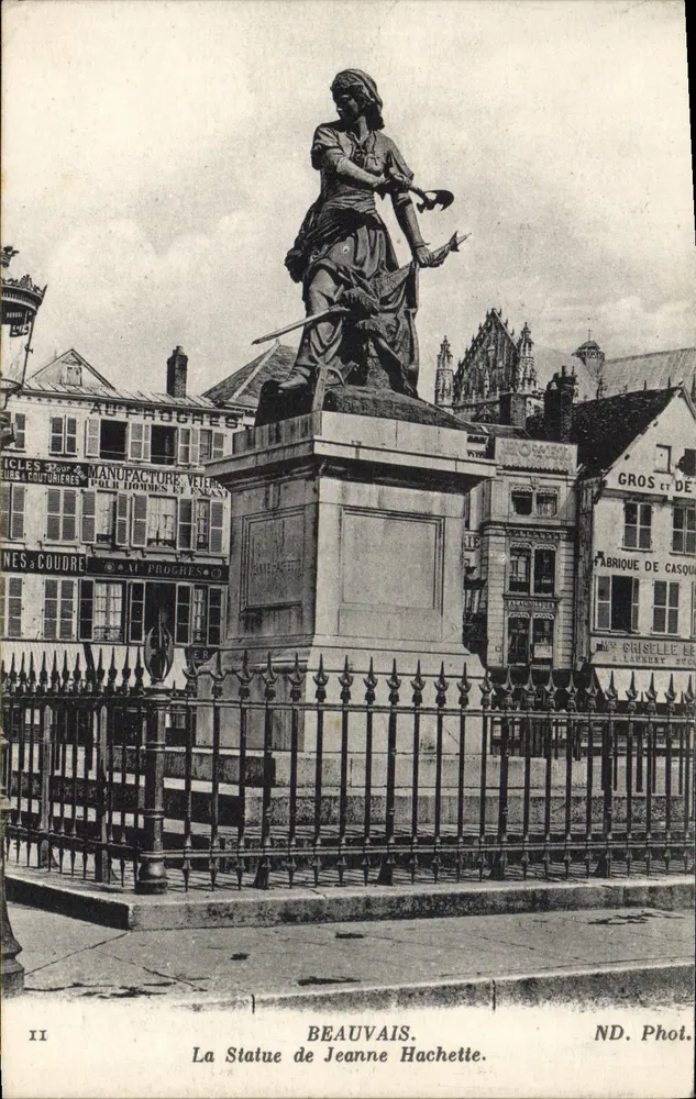 Beauvais — A Estátua de Jeanne Hachette — ND. Fot. - Frente