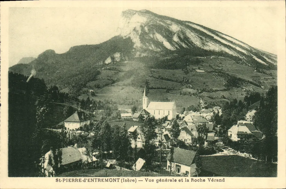 St-Pierre-d'Entremont (Isère) — Allgemeiner Blick und La Roche Vérand - Vorderseite