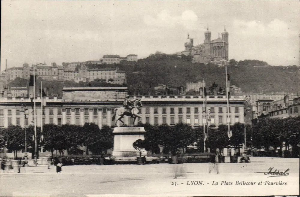 LYON — A Praça Bellecour e Fourvière — editor Ideal, n° 23 - Frente