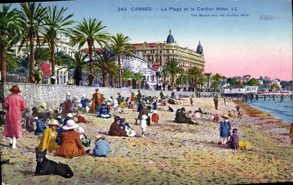 CANNES — Der Strand und das Hotel Carlton. LL — Verlag LL, Nr. 243 - Vorderseite