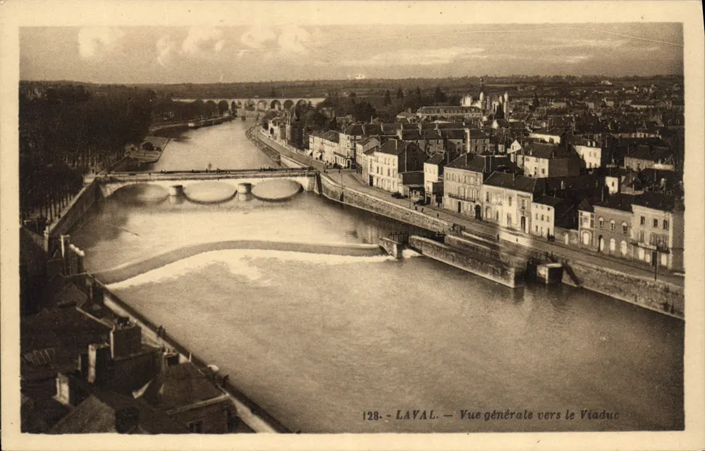 Laval — Vista geral em direção ao viaduto — Editor G. Artaud, n° 128 - Frente