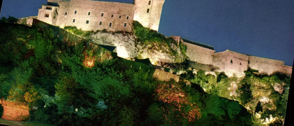 Der befestigte Schloss am Abend — Lourdes — Edition A. Doucet, Nr. 107 - Vorderseite
