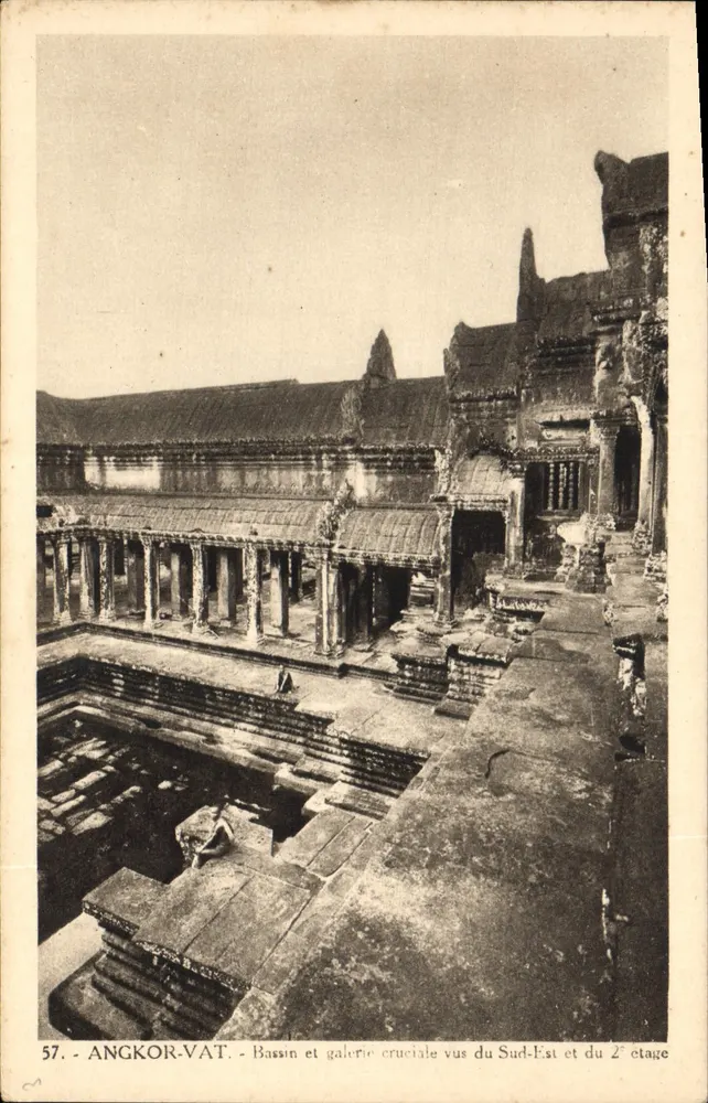 अंग्कोर-वाट - बासिन और क्रूसियल गैलरी का दृश्य दक्षिण-पूर्व और दूसरे मंजिल से — संख्या 57 - आगे