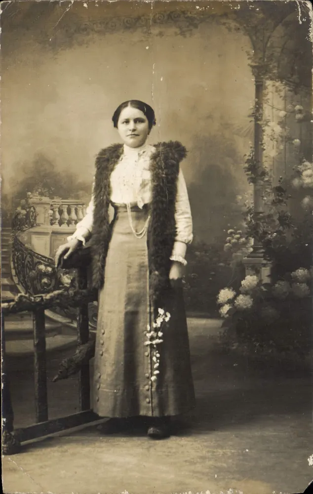 Jovem mulher com capa de pele — estúdio — R. Collinon, Bresloug e Cie, Paris - Frente