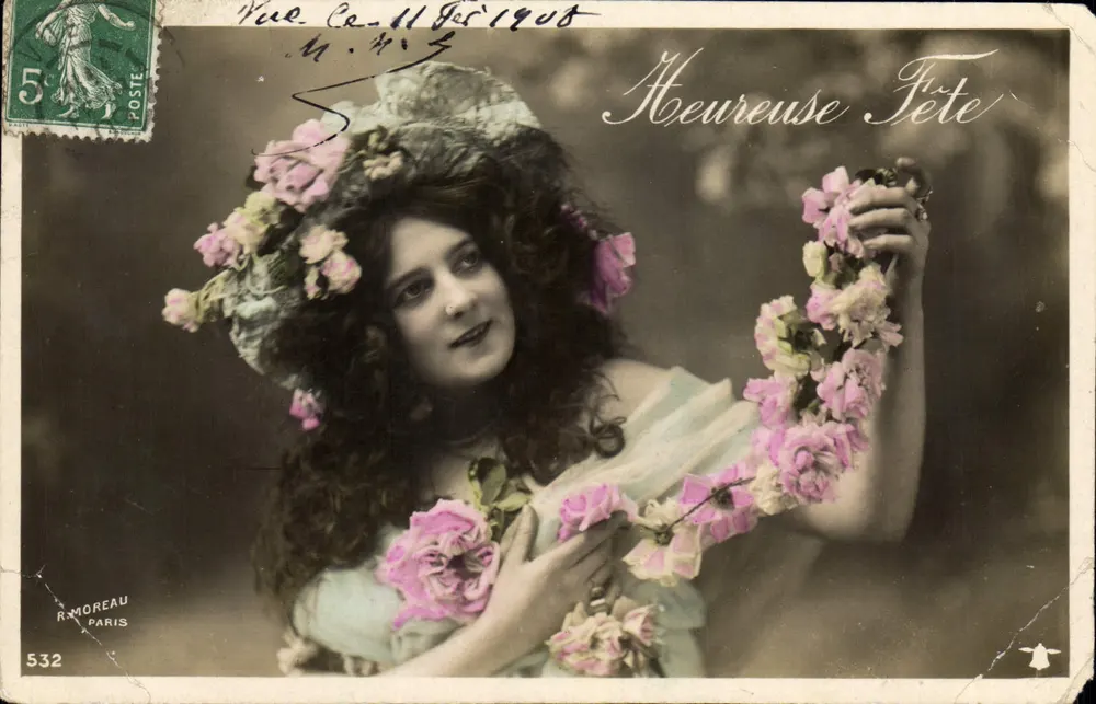 Femme en robe légère et couronne de fleurs — scène de fête — éditeur R. MOREAU PARIS, n° 532 - Frente