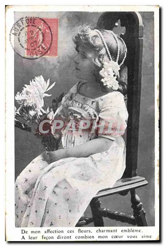 Menina sentada com buquê de flores — editor não visível, número de série não visível - Frente
