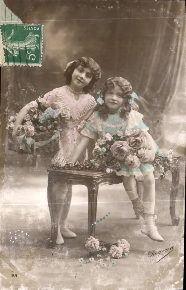 Duas jovens com flores — Regina, n°189 - Frente