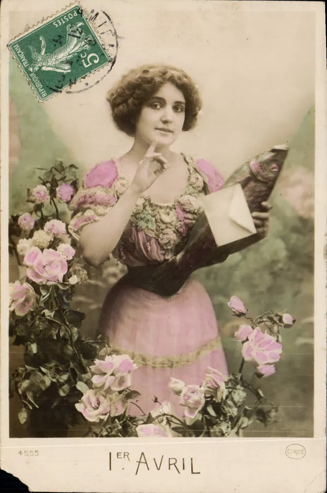 Mulher em vestido rosa entre rosas — 1º de Abril — Circe - Frente