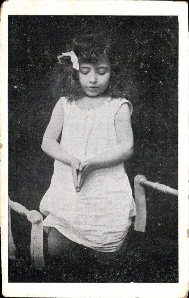 Menina sentada — cabelos cacheados com laço — editor não visível - Frente