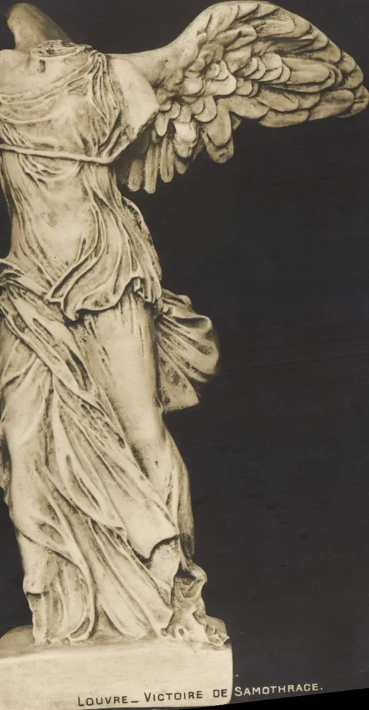 Vitória de Samotrácia — estátua no Louvre — editor desconhecido, número de série não visível - Frente