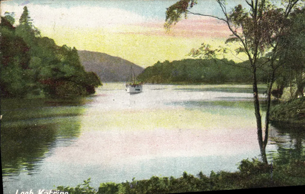 Lago Katrine — vista lacustre com barco — J.W.B. Londres, série E, n° 305 - Frente