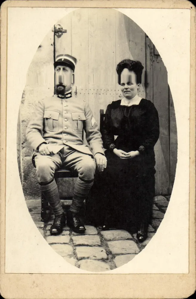 Soldado e mulher — retrato ao ar livre - Frente