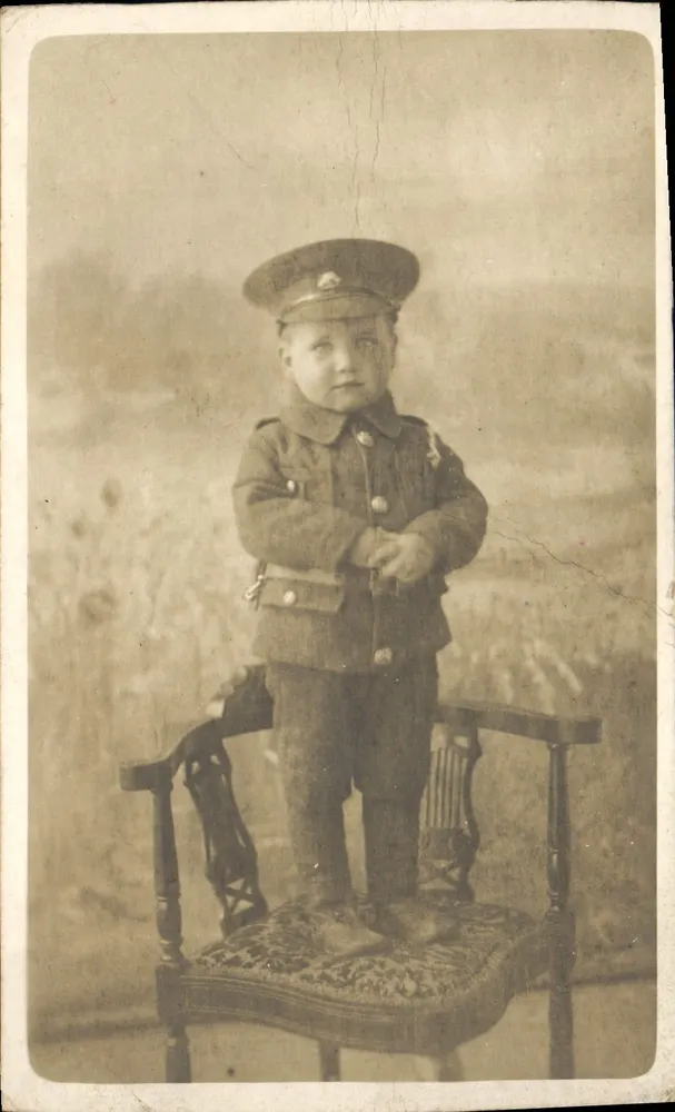 Bambino in uniforme militare — studio fotografico — Imperial Studios, Aldershot, London & Provinces - Recto