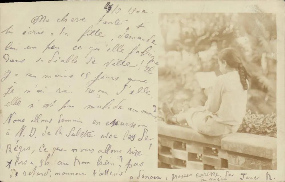 Menina lendo em um jardim — carta postal datada de 4/9/1904 — editada pela Sociedade das Cartas Postais de Marselha - Frente