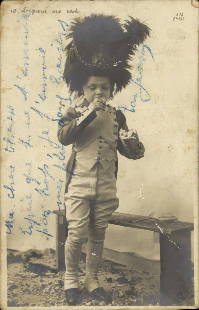 Criança em traje militar — detalhes da roupa e chapéu — J.M. PARIS - Frente