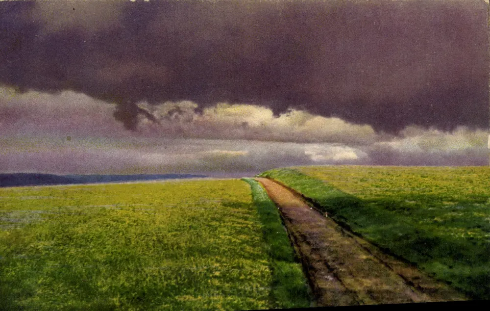 Campo verde sob céu tempestuoso — Photocromia série 258 n° 4079 - Frente