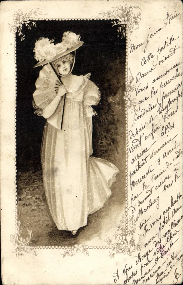 Jeune fille en robe longue et chapeau à plumes — scène de carte postale imprimée par 'CARTE POSTALE' — n°20 visible en haut à gauche - Frente