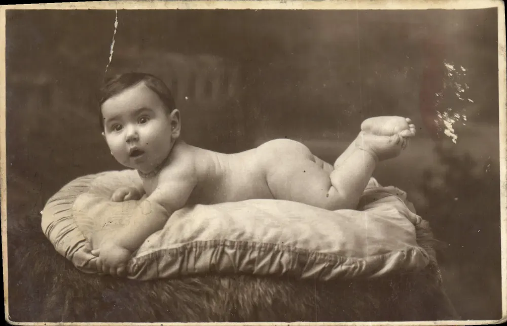 Bebê deitado em travesseiro — fotografia de estúdio — A. Pasquino, Paris-13e - Frente