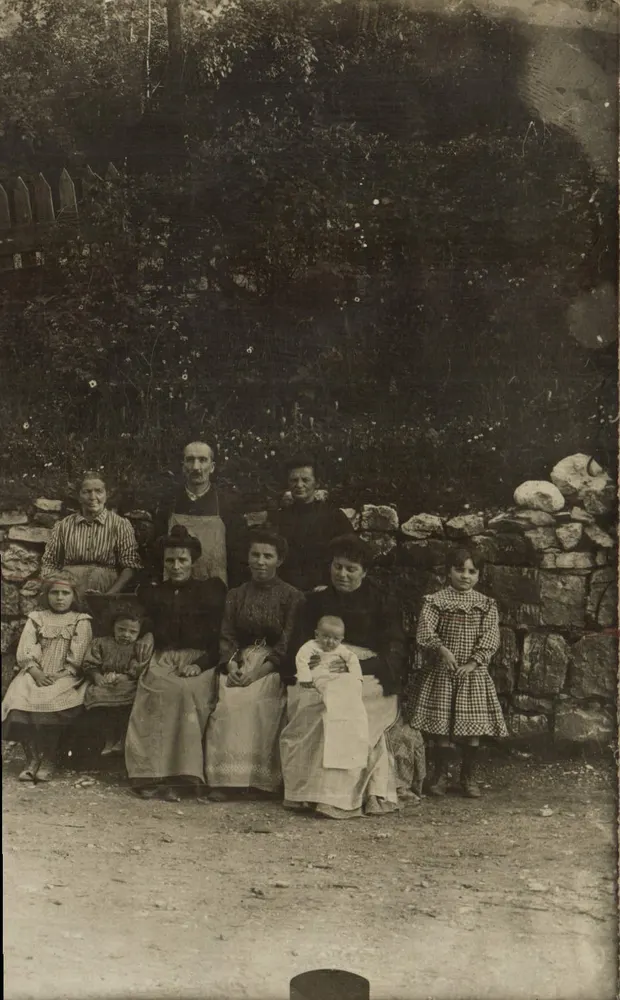 Famille ou groupe de personnes — extérieur — n° 102 - Frente