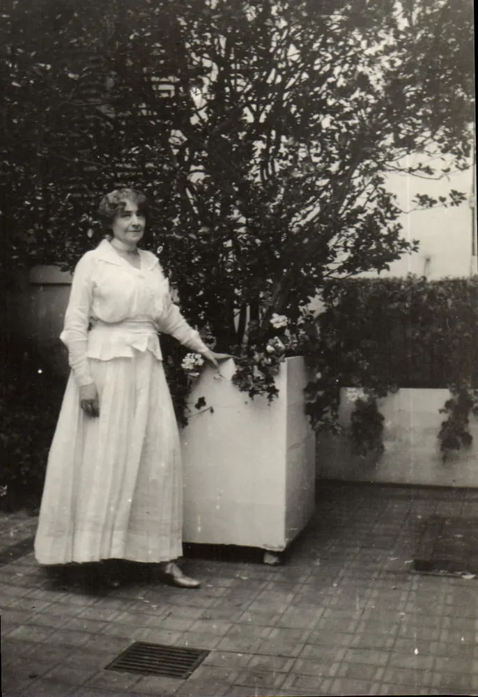 Vrouw in witte jurk — Tuin — Geen uitgever of nummer zichtbaar - Voorkant