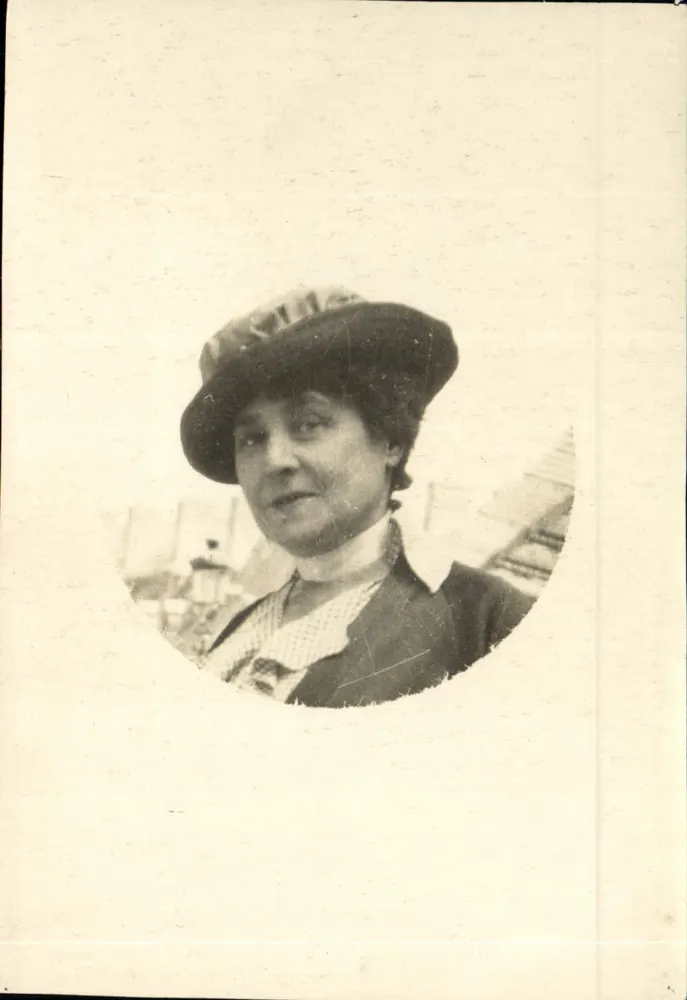 Retrato de uma mulher — vista circular — bilhete postal antigo - Frente