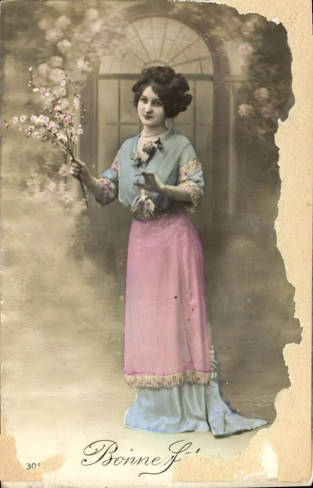 Jeune femme tenant des branches de fleurs — Bonne F. — Bonne F. (éditeur) - Recto