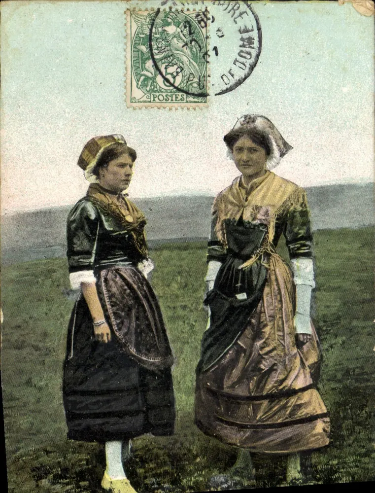 Duas mulheres em traje tradicional — Corrèze — editor AQUA-PHOTO L.Y. & Cie - Frente